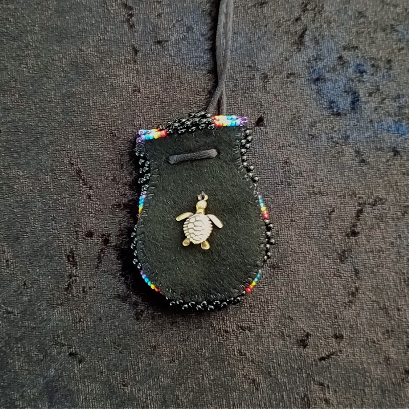medicijnbuideltje schildpad zwart regenboog hanger